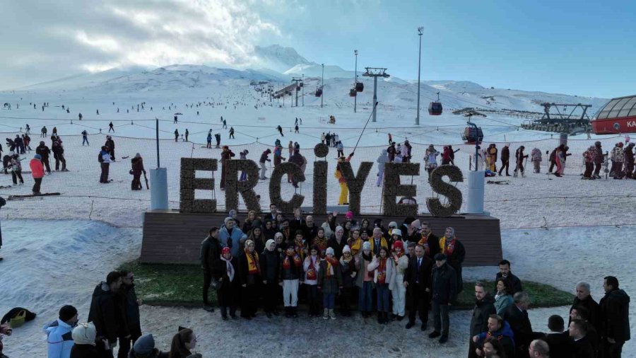 Bakan Göktaş, Erciyes’te Kar Voleybolu Oynadı