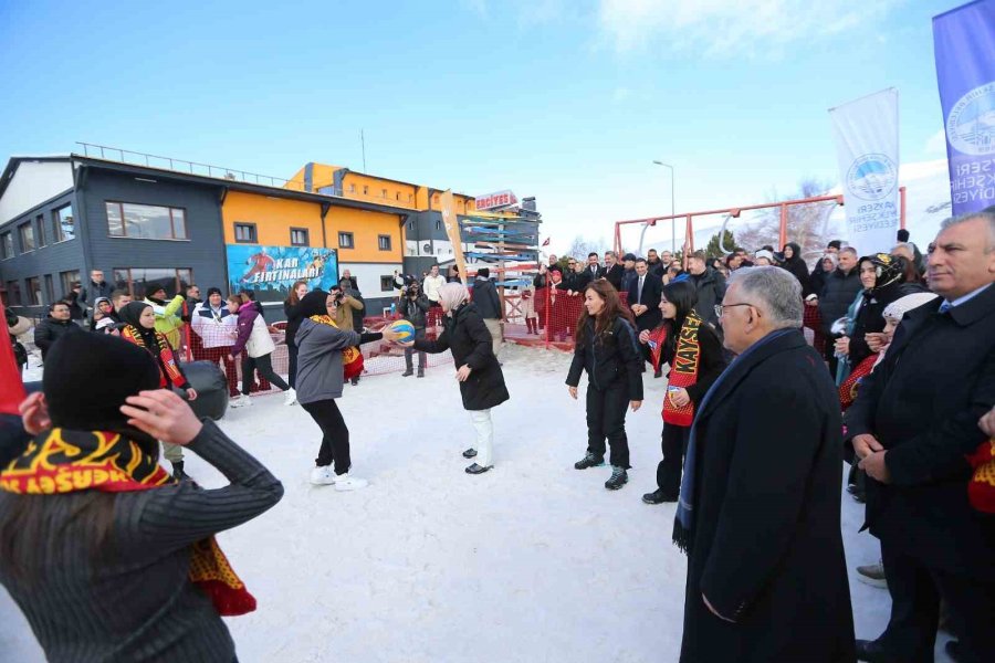 Bakan Göktaş, Erciyes’te Kar Voleybolu Oynadı