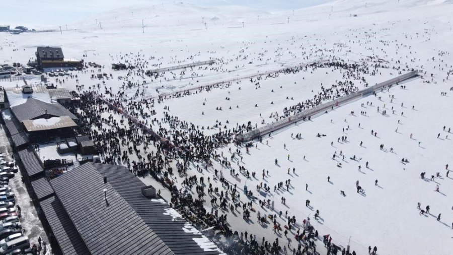 Erciyes’e Hafta Sonunda Ziyaretçi Akını: 127 Bin Kişi Ziyaret Etti