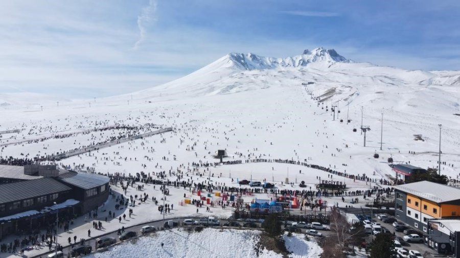 Erciyes’e Hafta Sonunda Ziyaretçi Akını: 127 Bin Kişi Ziyaret Etti