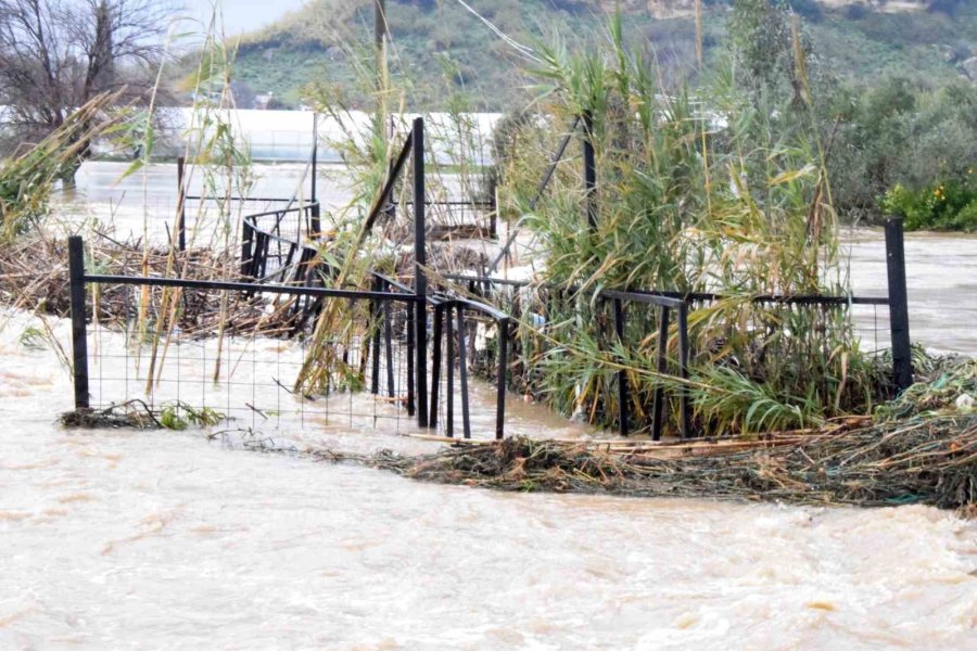 Antalya’da Bir İlçe Adeta Sular Altında Kaldı, Çiftçiler Seralarına Gitmekte Zorlandı