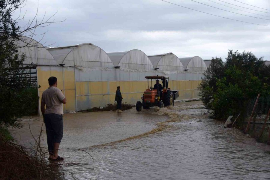 Antalya’da Bir İlçe Adeta Sular Altında Kaldı, Çiftçiler Seralarına Gitmekte Zorlandı