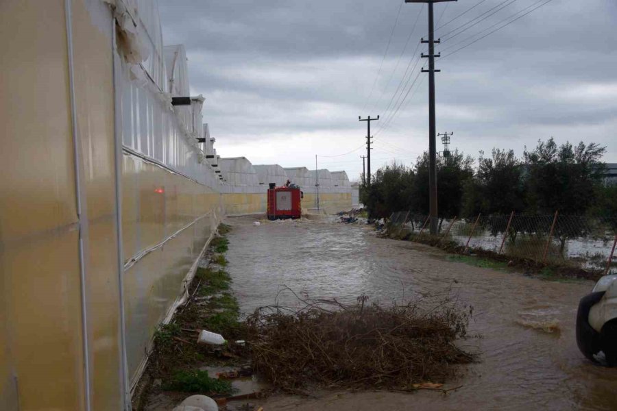 Antalya’da Bir İlçe Adeta Sular Altında Kaldı, Çiftçiler Seralarına Gitmekte Zorlandı