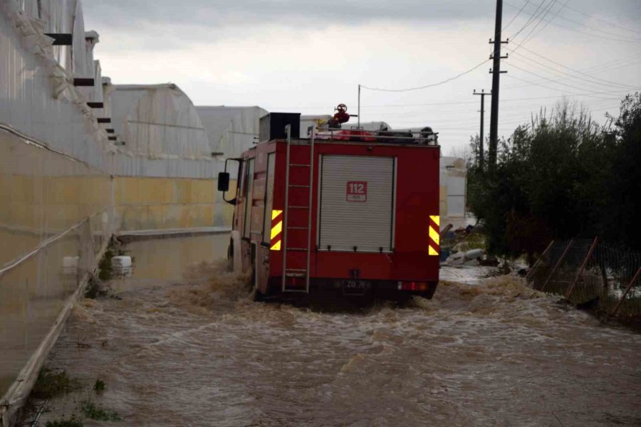 Antalya’da Bir İlçe Adeta Sular Altında Kaldı, Çiftçiler Seralarına Gitmekte Zorlandı