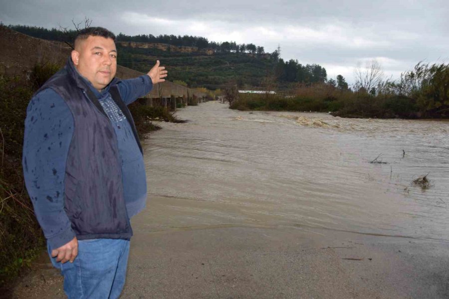 Antalya’da Bir İlçe Adeta Sular Altında Kaldı, Çiftçiler Seralarına Gitmekte Zorlandı