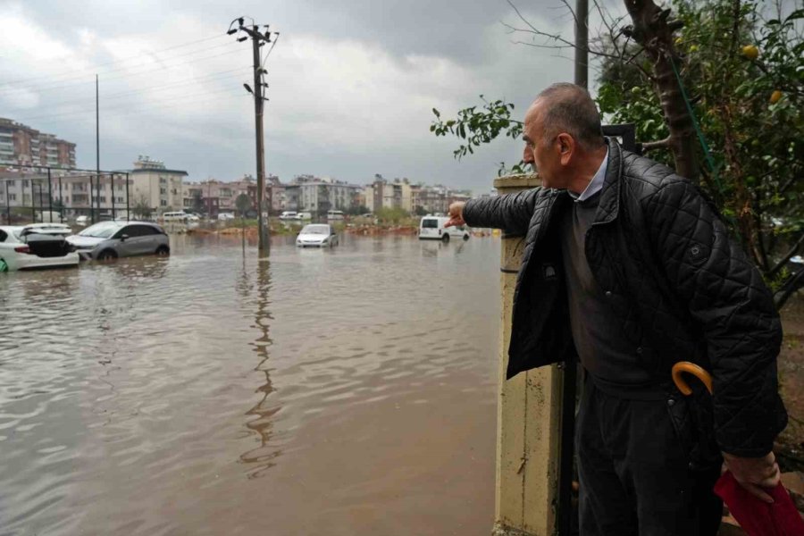 Evleri Su Basıp Boğulma Tehlikesi Yaşayan Vatandaşlar Üst Katlardaki Komşularına Sığındı