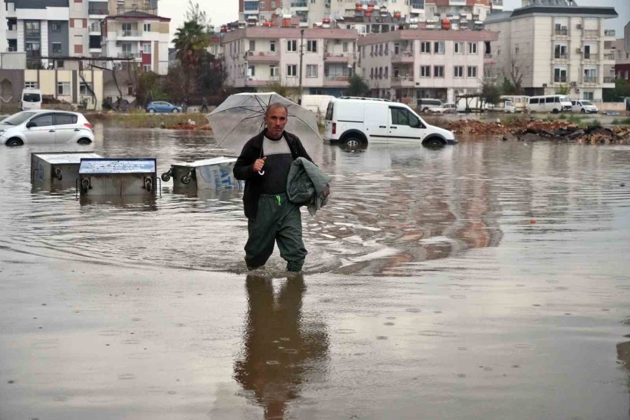 Evleri Su Basıp Boğulma Tehlikesi Yaşayan Vatandaşlar Üst Katlardaki Komşularına Sığındı