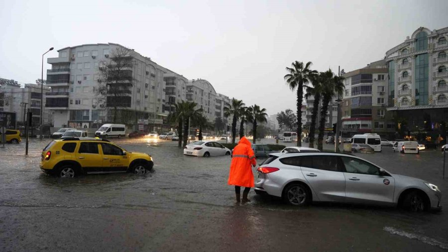 Felaketin Yaşandığı Antalya’da Bir Mahalle Sular Altında Kaldı