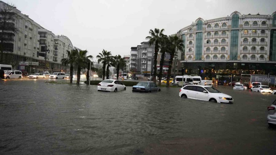 Felaketin Yaşandığı Antalya’da Bir Mahalle Sular Altında Kaldı