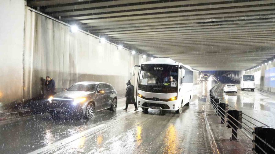 Felaketin Yaşandığı Antalya’da Bir Mahalle Sular Altında Kaldı