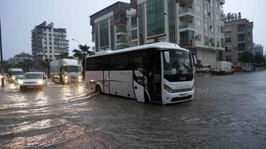 Felaketin Yaşandığı Antalya’da Bir Mahalle Sular Altında Kaldı