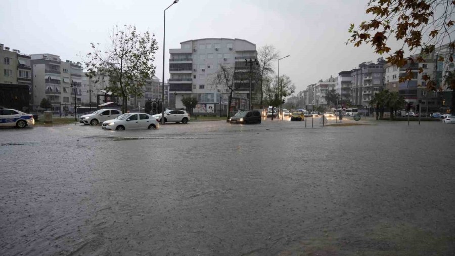 Felaketin Yaşandığı Antalya’da Bir Mahalle Sular Altında Kaldı