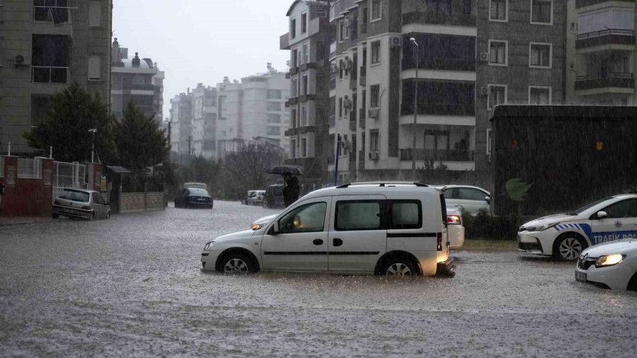 Felaketin Yaşandığı Antalya’da Bir Mahalle Sular Altında Kaldı