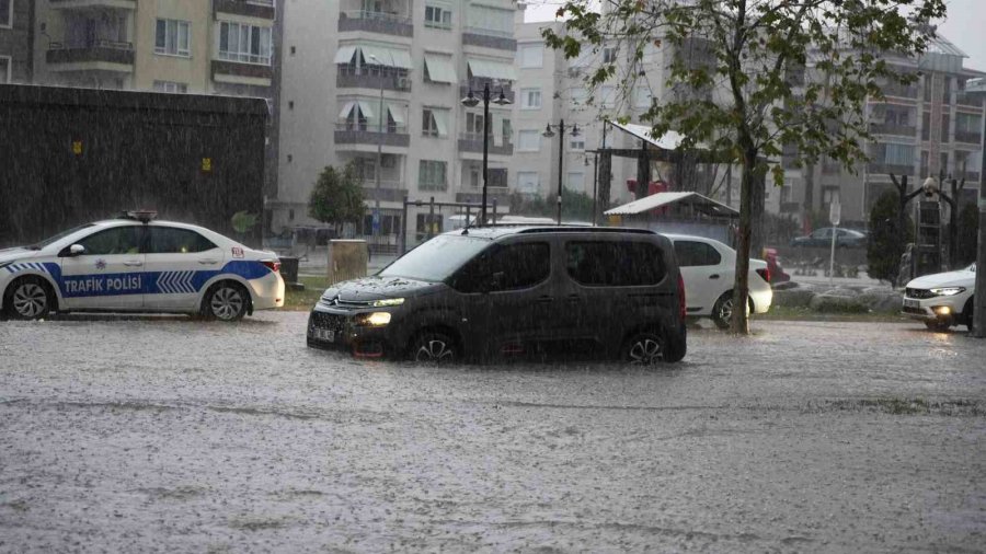 Felaketin Yaşandığı Antalya’da Bir Mahalle Sular Altında Kaldı