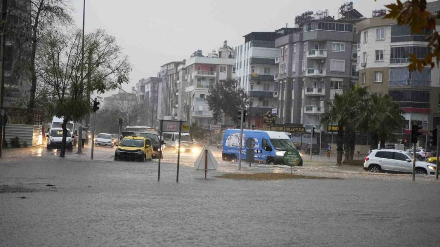 Felaketin Yaşandığı Antalya’da Bir Mahalle Sular Altında Kaldı