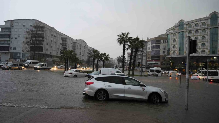 Felaketin Yaşandığı Antalya’da Bir Mahalle Sular Altında Kaldı