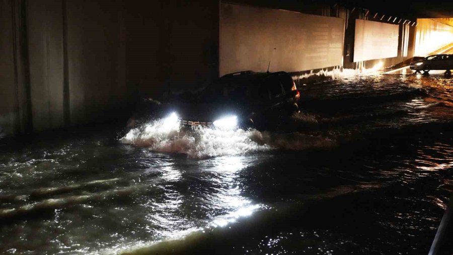 Felaketin Yaşandığı Antalya’da Bir Mahalle Sular Altında Kaldı