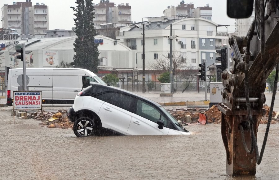 Antalya’da Hayat Felç Oldu