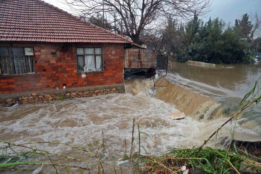 Evleri Su Basıp Boğulma Tehlikesi Yaşayan Vatandaşlar Üst Katlardaki Komşularına Sığındı