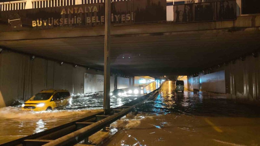 Antalya’da Yoğun Yağış Ve Selden Ötürü Okullar Tatil Edildi