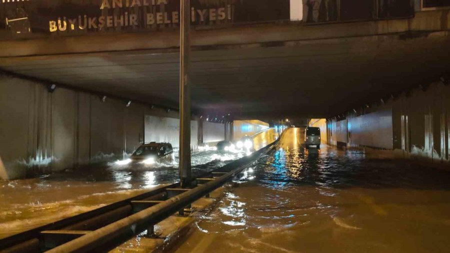 Antalya’da Yoğun Yağış Ve Selden Ötürü Okullar Tatil Edildi