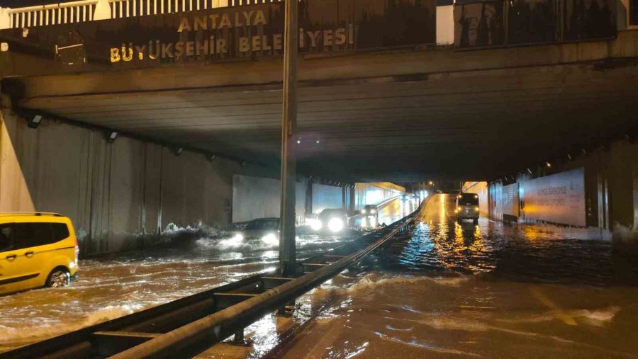 Antalya’da Yoğun Yağış Ve Selden Ötürü Okullar Tatil Edildi