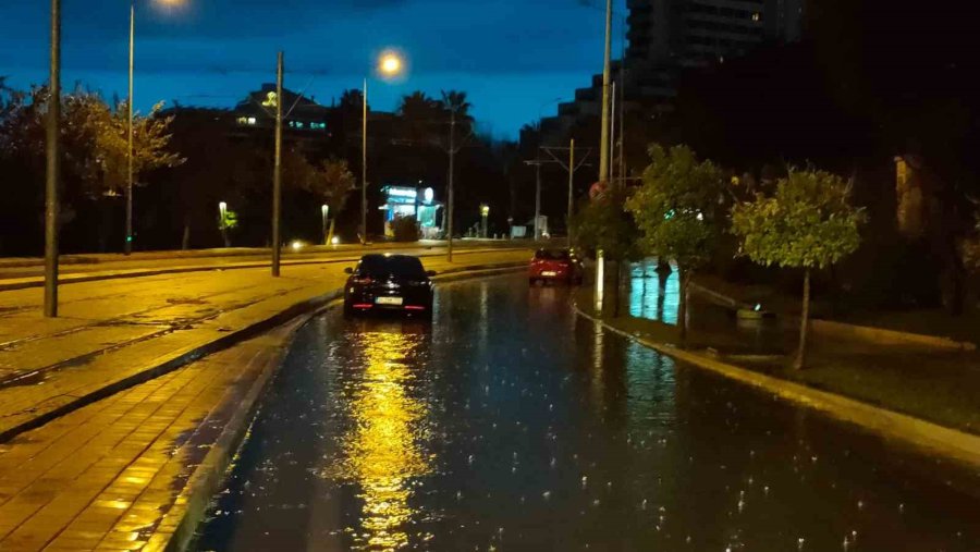 Antalya’da Yoğun Yağış Ve Selden Ötürü Okullar Tatil Edildi