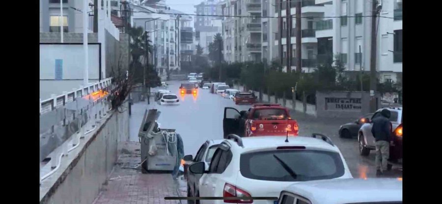 Antalya’da Yoğun Yağış Ve Selden Ötürü Okullar Tatil Edildi