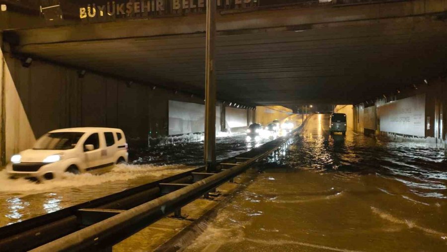 Antalya’da Yoğun Yağış Ve Selden Ötürü Okullar Tatil Edildi