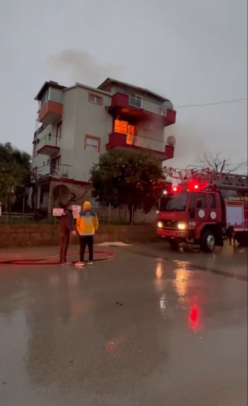 Yaşlı Çiftin Evinde Çıkan Yangında 1 Kişi Hayatını Kaybetti, 1 Kişi Yaralandı