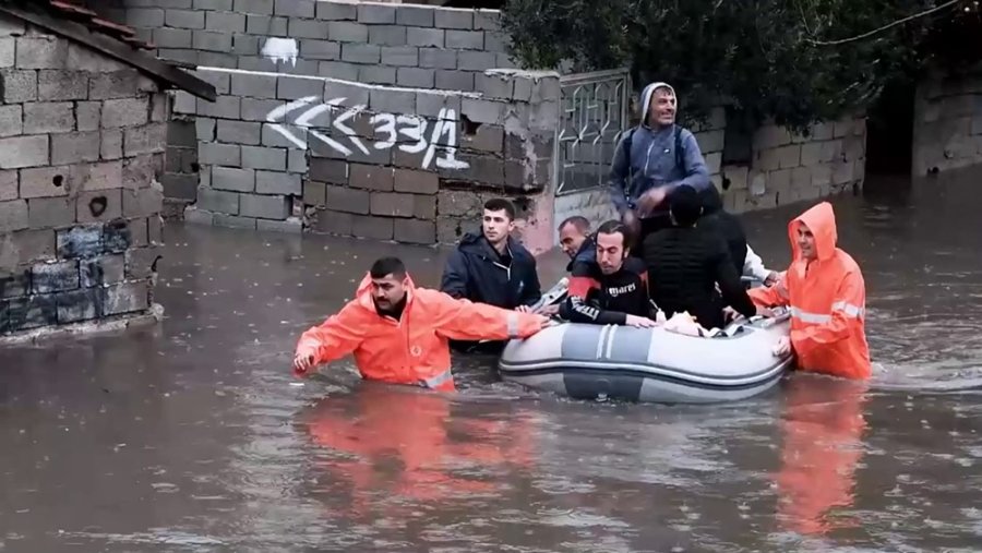 Selin Etkilediği Mahallelerde Yemek Ve Su Dağıtıldı