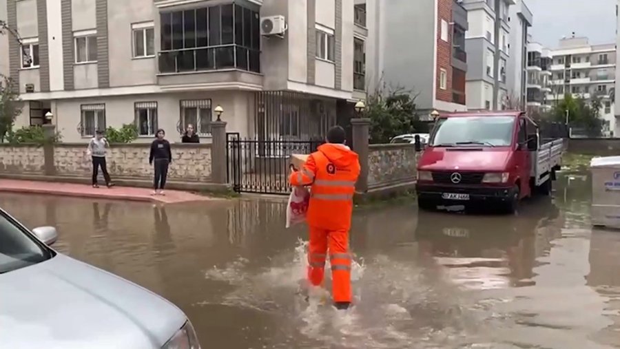 Selin Etkilediği Mahallelerde Yemek Ve Su Dağıtıldı