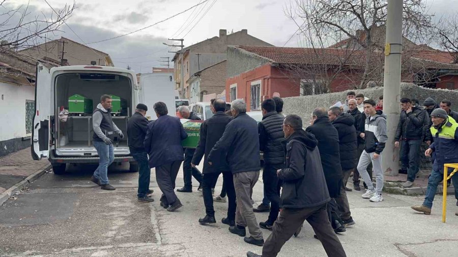 Bıçaklanarak Hayatını Kaybeden 17 Yaşındaki Genç Toprağa Verildi