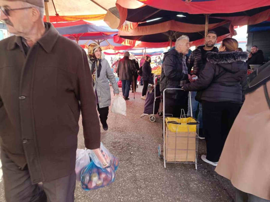 Havaların Isınması Pazarcı Esnafın Yüzünü Güldürdü