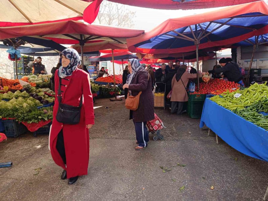 Havaların Isınması Pazarcı Esnafın Yüzünü Güldürdü