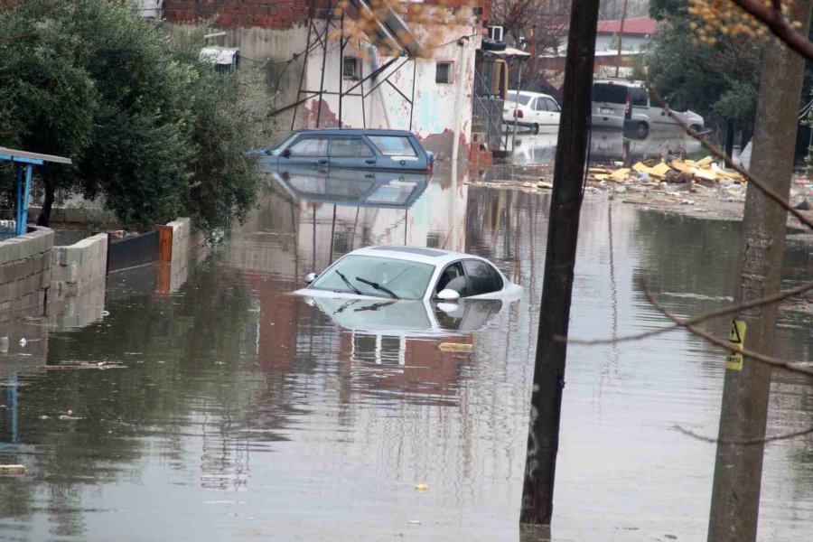 Felaketin Yaşandığı Antalya’da Bir Mahalle Sular Altında Kaldı