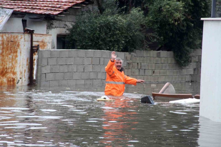 Felaketin Yaşandığı Antalya’da Bir Mahalle Sular Altında Kaldı