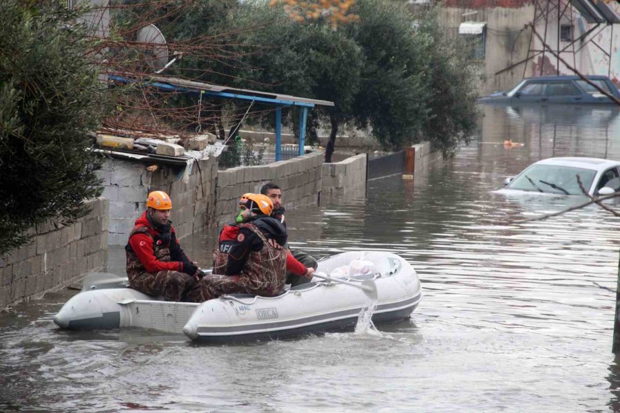 Felaketin Yaşandığı Antalya’da Bir Mahalle Sular Altında Kaldı