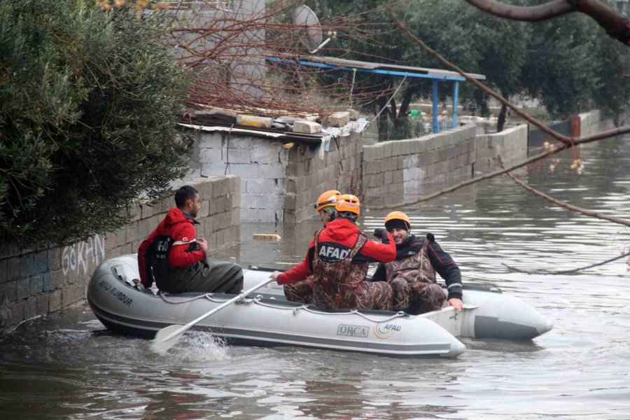 Felaketin Yaşandığı Antalya’da Bir Mahalle Sular Altında Kaldı