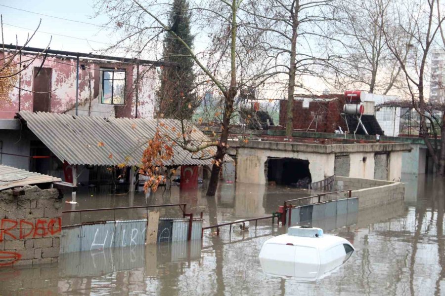 Felaketin Yaşandığı Antalya’da Bir Mahalle Sular Altında Kaldı