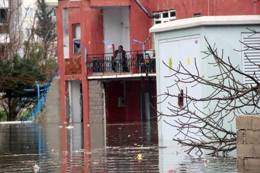 Felaketin Yaşandığı Antalya’da Bir Mahalle Sular Altında Kaldı