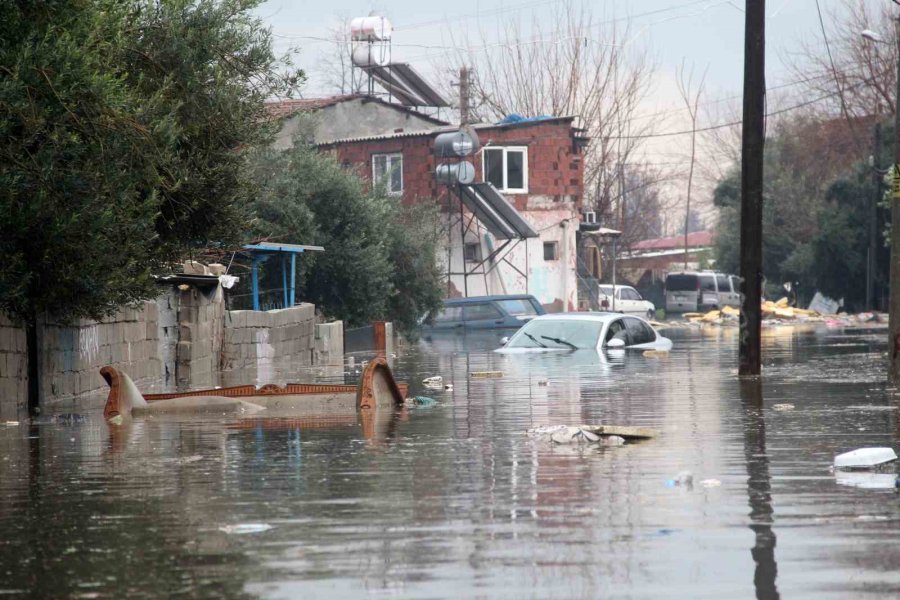 Felaketin Yaşandığı Antalya’da Bir Mahalle Sular Altında Kaldı