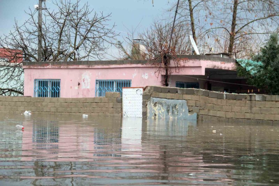 Felaketin Yaşandığı Antalya’da Bir Mahalle Sular Altında Kaldı