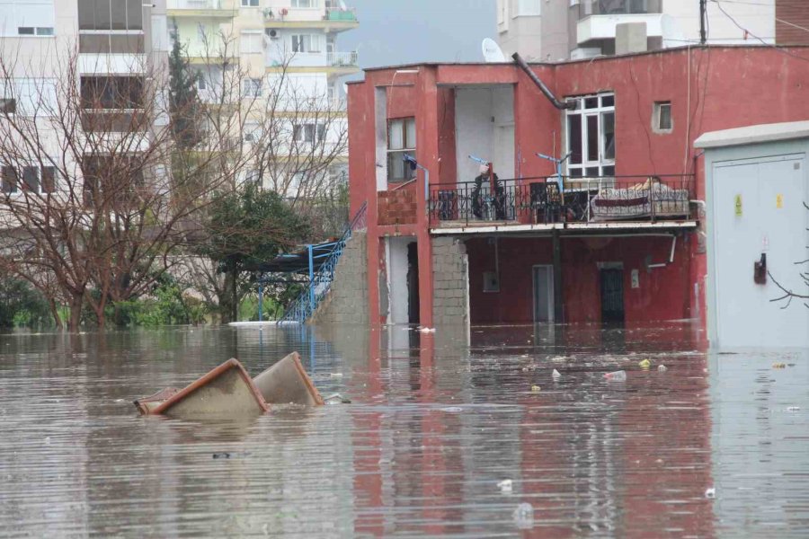 Felaketin Yaşandığı Antalya’da Bir Mahalle Sular Altında Kaldı