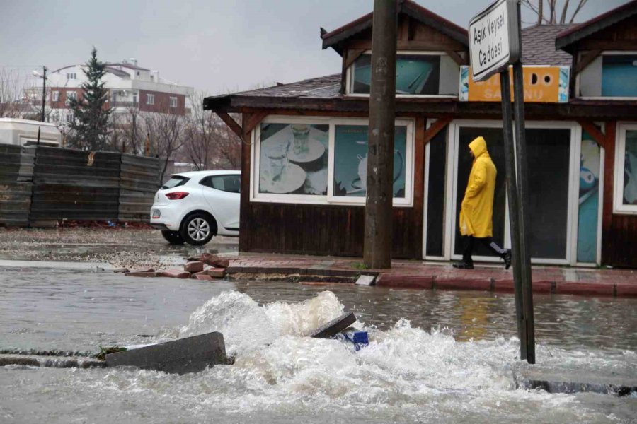 Felaketin Yaşandığı Antalya’da Bir Mahalle Sular Altında Kaldı