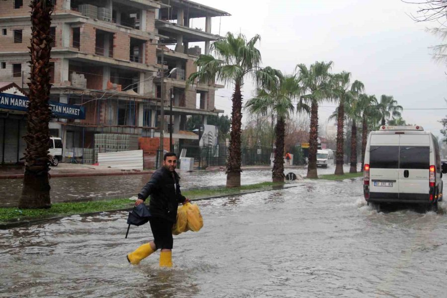 Felaketin Yaşandığı Antalya’da Bir Mahalle Sular Altında Kaldı