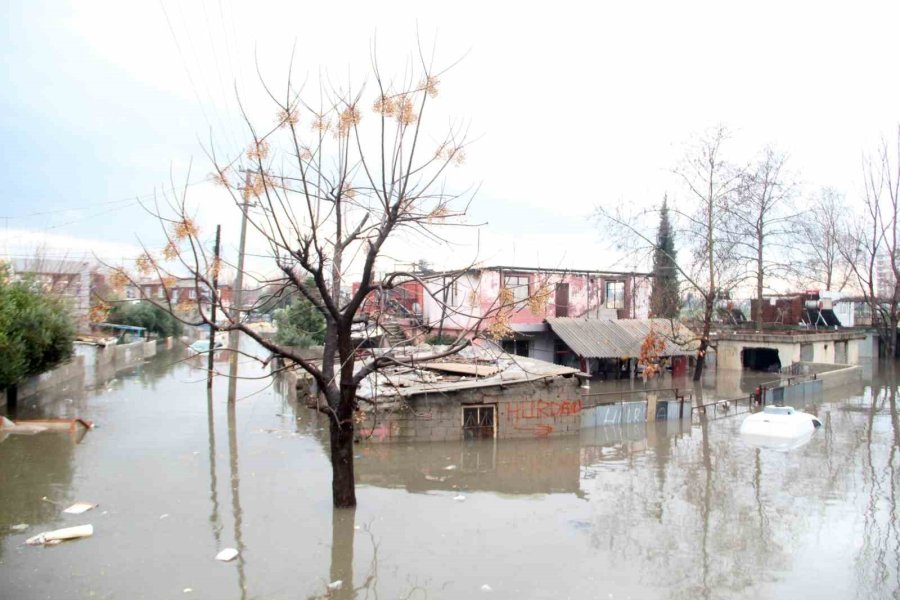 Felaketin Yaşandığı Antalya’da Bir Mahalle Sular Altında Kaldı