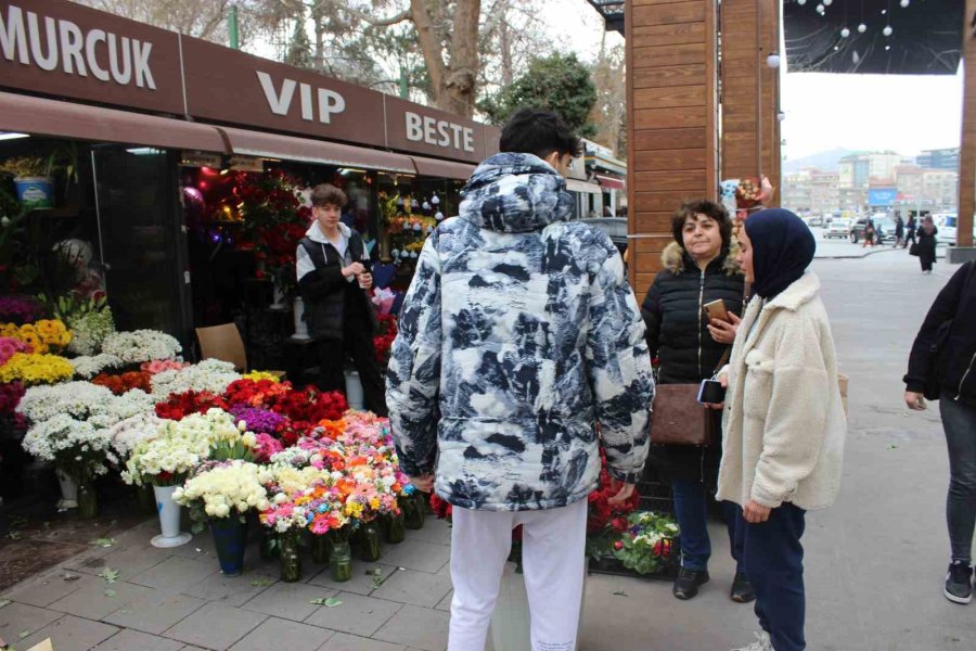 Çiçekçilerde 14 Şubat Yoğunluğu Başladı