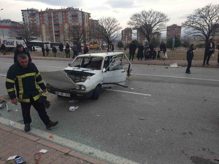 Otomobiller Çarpıştı: 3 Yaralı