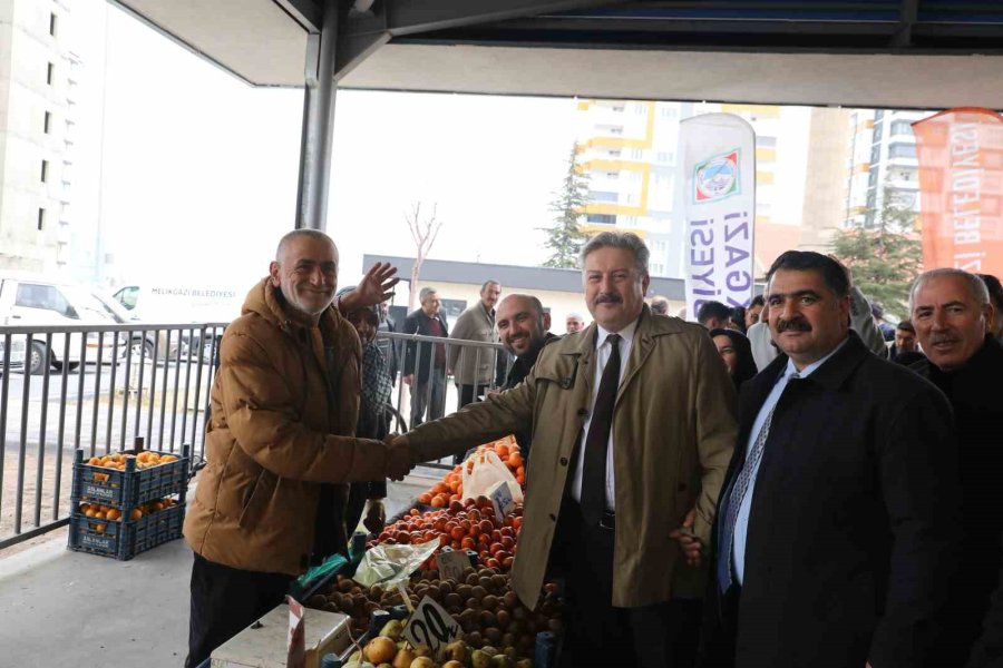 Başkan Palancıoğlu Yeni Açtıkları Pazar Yerinde Alışveriş Yaptı, Vatandaşlarla Bir Araya Geldi